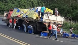 Caminhoneiro afirma que não sobrou nem as caixas em saque de cerveja
