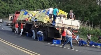 Caminhoneiro afirma que não sobrou nem as caixas em saque de cerveja