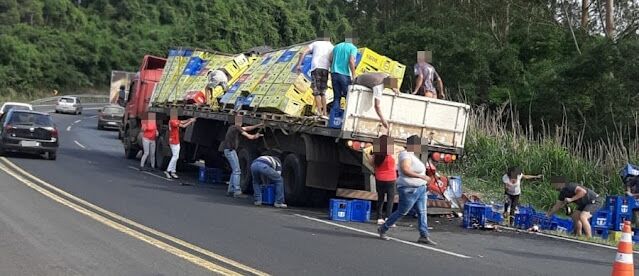 Caminhoneiro afirma que não sobrou nem as caixas em saque de cerveja