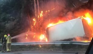 Caminhoneiro desmaia descendo serra e acorda minutos antes do caminhão pegar fogo