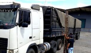 Caminhoneiro é multado em R$ 29.970 mil com irregularidade em carga
