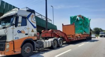 Caminhoneiro é multado por trafegar com carga de transportadora com excesso de altura