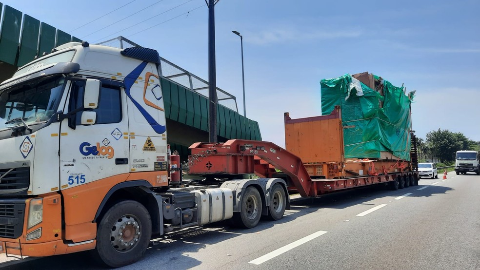 Caminhoneiro é multado por trafegar com carga de transportadora com excesso de altura