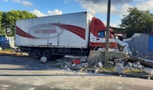 Caminhoneiro herói joga caminhão sem freio em parede para evitar tragédia