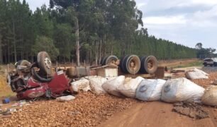 Caminhoneiro morre após bater frontalmente com caminhonete