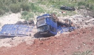 Caminhoneiro teria perdido o controle após empurrar caminhonete em ribanceira