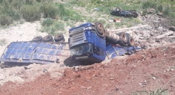Caminhoneiro teria perdido o controle após empurrar caminhonete em ribanceira