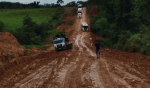 Caminhoneiros sofrem durante 4 dias com atoleiros no Mato Grosso