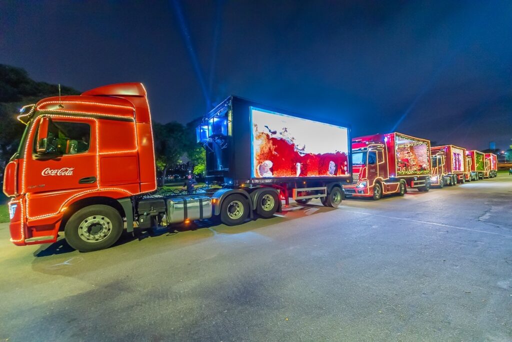 Caravana coca-cola começa a iluminar cidades do Brasil com tema natalino