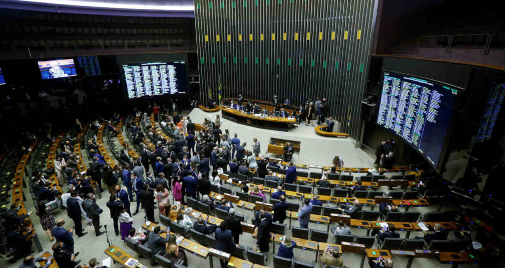 Deputados podem aprovar projeto para diminuir tributação ao caminhoneiro autônomo