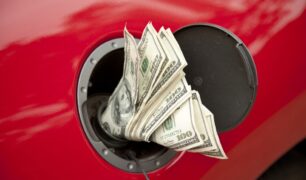 Entenda como funciona a influência do dólar no preço do combustível