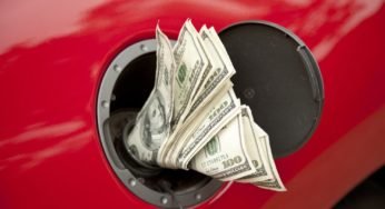 Entenda como funciona a influência do dólar no preço do combustível