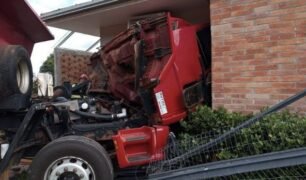 Homem morre ao bascular cabine de caminhão em oficina