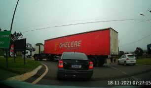 Idosa de 81 anos teria avançado em trevo e colidiu contra carreta na BR-277