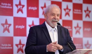 Lula afirma que se eleito for vai mudar toda política de preço dos combustíveis