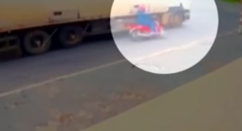 Motociclista cai embaixo de caminhão e acaba sendo atropelada