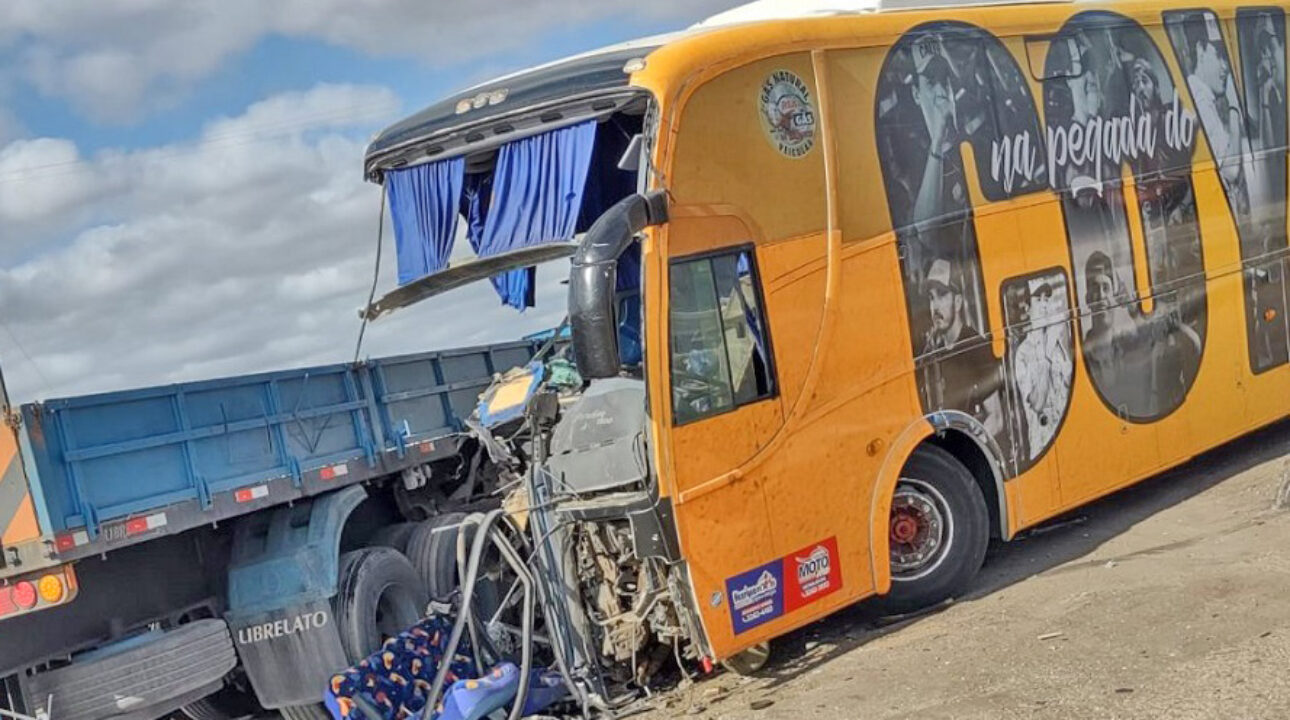 Acidente entre ônibus de banda de forró “Na Pegada do Coyote” e caminhão no RN, deixa um morto e dois feridos