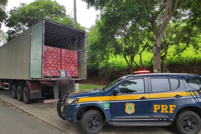 PRF apreende cerca 200 mil latas de cerveja sem nota fiscal