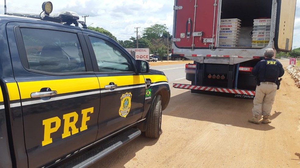 PRF flagra caminhão com 17 toneladas de excesso e fumaçando