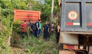 Polícia encontra cemitério de caminhões roubados na fronteira