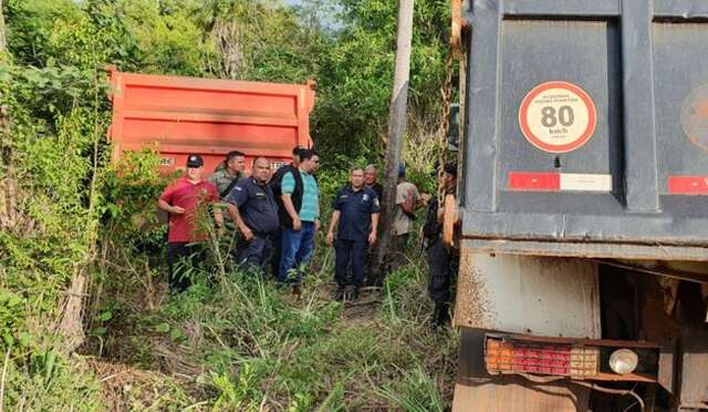 Polícia encontra cemitério de caminhões roubados na fronteira