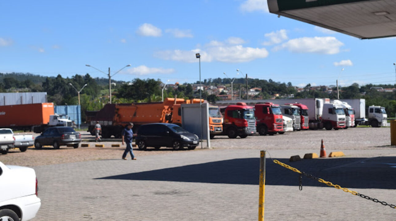 Na Rodovia Fernão Dias caminhoneiro é encontrado morto próximo de seu caminhão em um Posto de gasolina