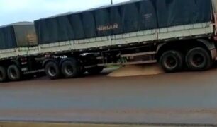 Vídeo: Caminhoneiro despeja carga durante paralisação em Rondônia e Mato Grosso