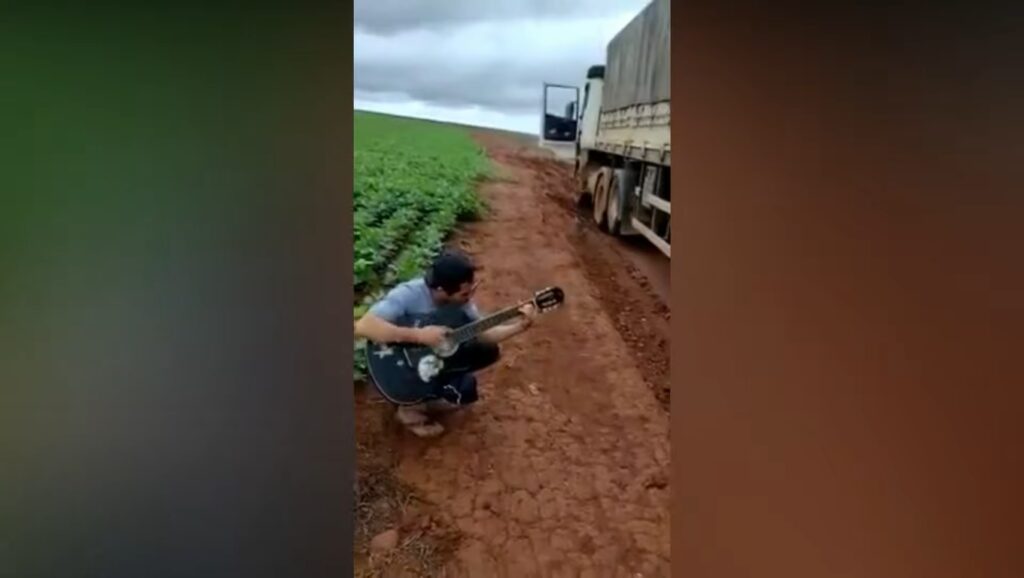 Após atolar sua carreta, caminhoneiro pega sua viola, começa a cantar e viraliza nas redes sociais