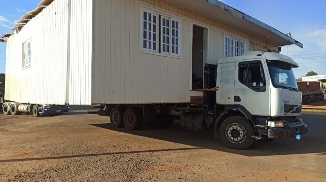 Caminhão transporta casa de forma irregular em SC