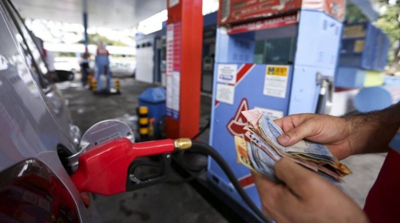 A gasolina é mais cara em 75 outros países além do Brasil