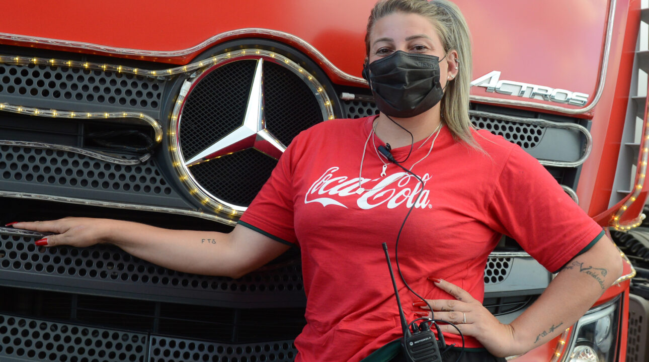 Coca Cola Femsa Brasil leva sua caravana iluminada e a magia do natal para os colaboradores da fábrica da Mercedes-Benz no ABC Paulista