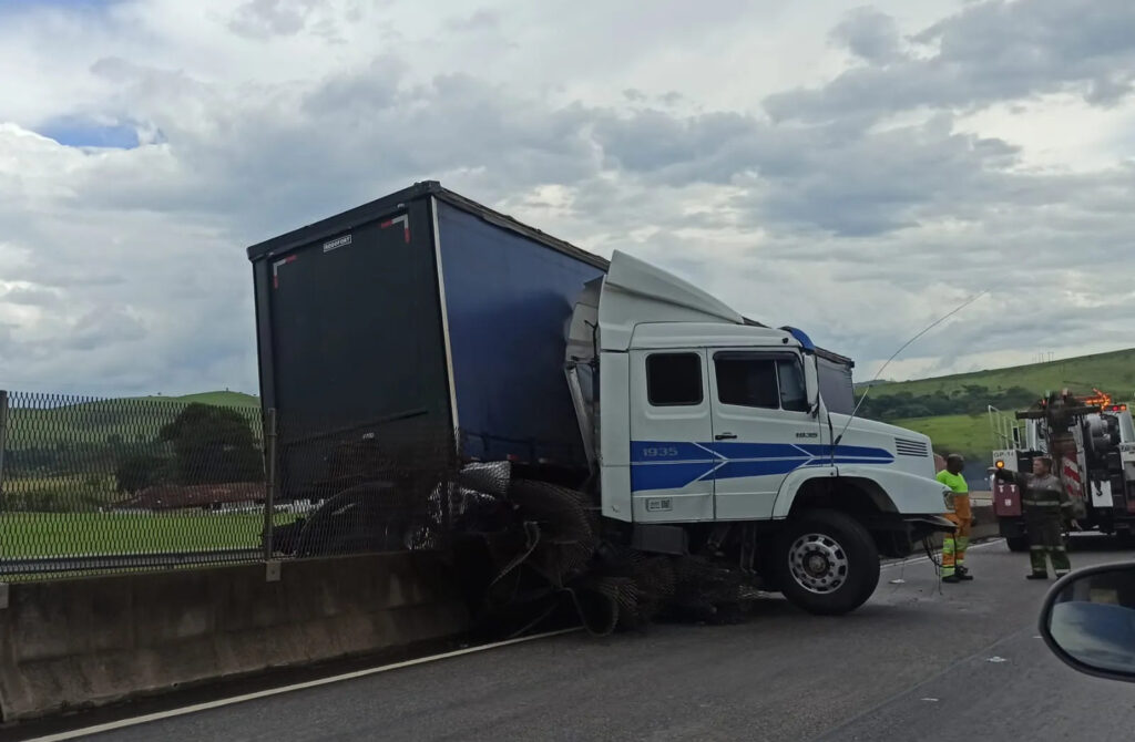 Após acidente em Cachoeira Paulista, caminhão fica atravessado na pista