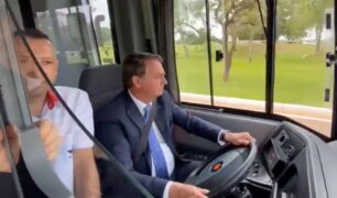 Bolsonaro vai de ônibus elétrico para o Planalto