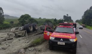 Caminhoneiro com apenas 22 anos morre ao capotar caminhão com cimento