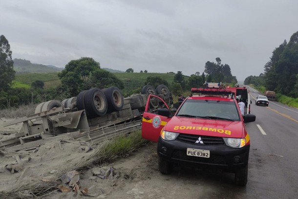 Caminhoneiro com apenas 22 anos morre ao capotar caminhão com cimento