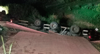 Caminhoneiro com apenas 26 anos morre após caminhão de madeiras capotar