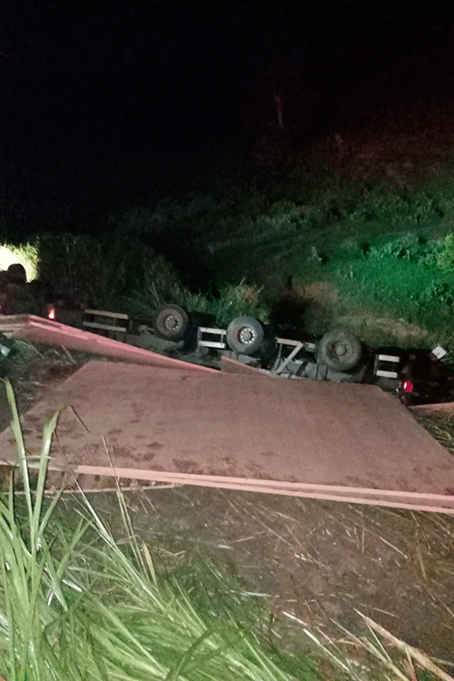 Caminhoneiro com apenas 26 anos morre após caminhão de madeiras capotar