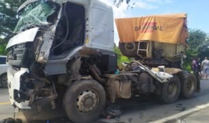 Caminhoneiro de 20 anos morre e a carga foi saqueada antes da chegada da PRF