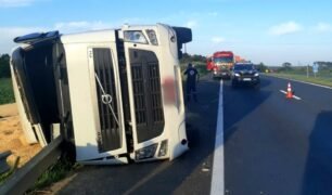 Caminhoneiro morre em acidente após guard rail entrar na cabine do caminhão