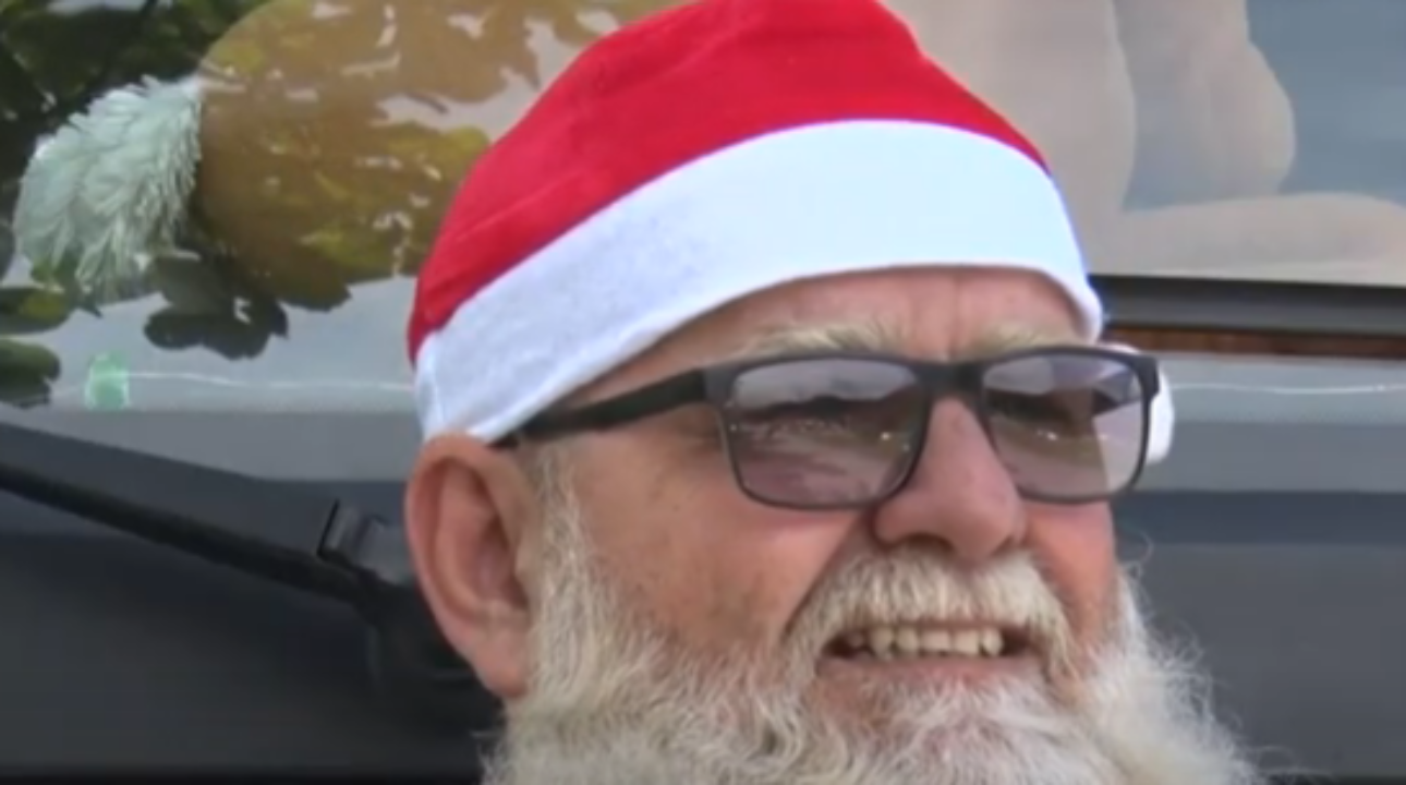 Caminhoneiro vive um dezembro de papel Noel para alegrar crianças