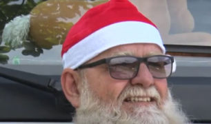 Caminhoneiro vive um dezembro de papel Noel para alegrar crianças