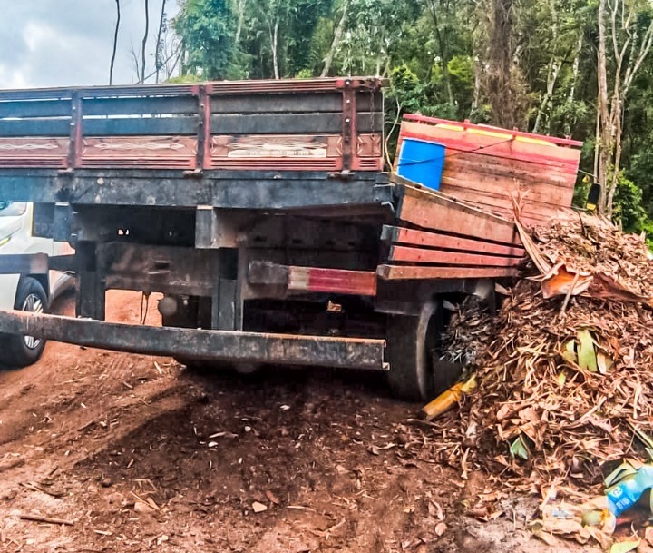 Caminhoneiros são multados em quase R$ 20 mil por descarga irregular