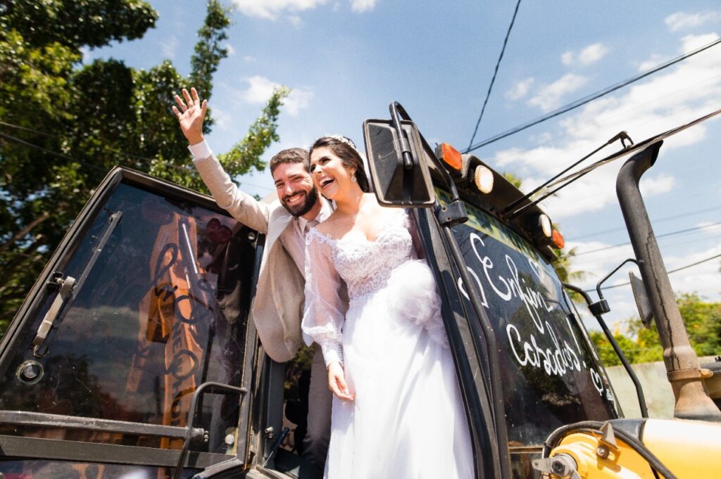 Casamento é celebrado por cliente com retroescavadeira New Holland B110B