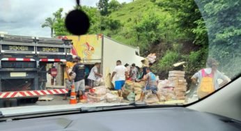 Cerca de 100 pessoas se aglomeram para saquear carga de frango