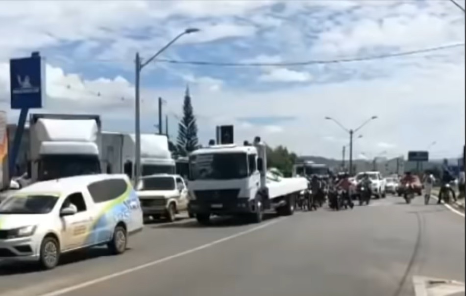 Homenagem: Cortejo fúnebre homenageia Gabriel Veloso