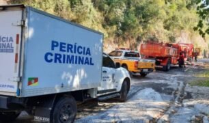 Motorista morre carbonizado após caminhão tombar em pista