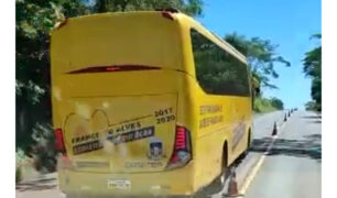 Ônibus usado para saúde faz ultrapassagem em faixa contínua e fecha carreta
