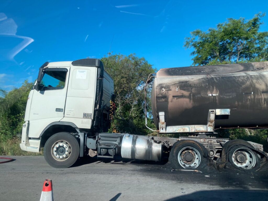 Pneu de carreta fura e provoca incêndio em carga de diesel e gasolina