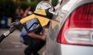 Preço do barril cai 18,7%, mas governo mantém a alta no preços dos combustíveis