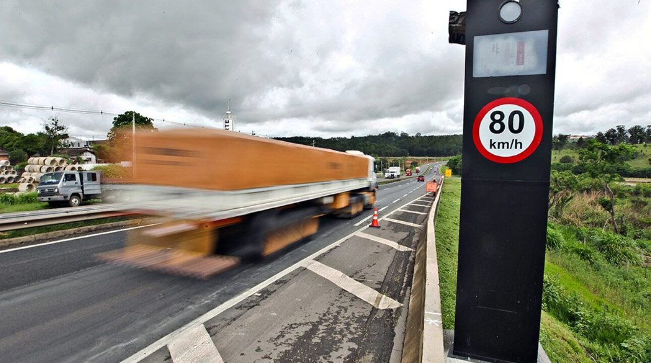 Quem determina quais são as velocidades de trânsito?